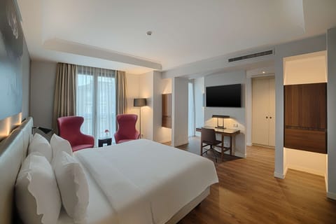 Junior Studio Suite | Premium bedding, down comforters, minibar, in-room safe