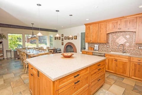 House, 4 Bedrooms | Private kitchen | Full-size fridge, microwave, oven, stovetop