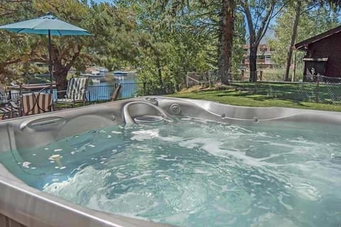 House, 4 Bedrooms | Outdoor spa tub
