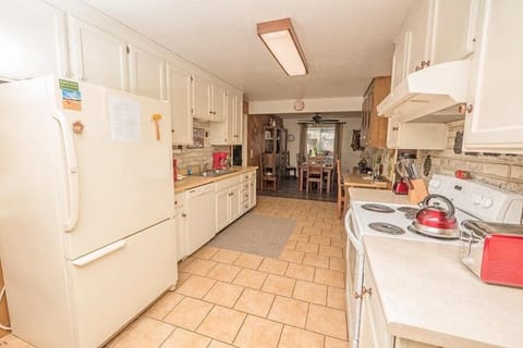 House, 3 Bedrooms | Private kitchen | Full-size fridge, microwave, oven, stovetop