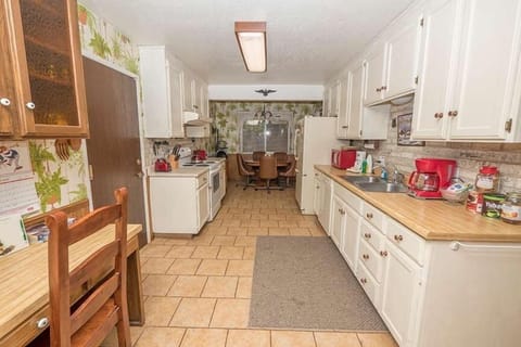 House, 3 Bedrooms | Private kitchen | Full-size fridge, microwave, oven, stovetop