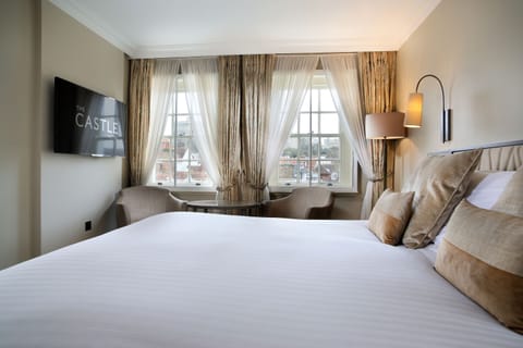 Classic Double Room, 1 Queen Bed, Ensuite | In-room safe, blackout drapes, iron/ironing board, free WiFi