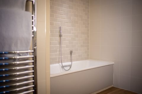 Junior Suite, 1 King Bed, Ensuite | Bathroom | Shower, hair dryer, towels