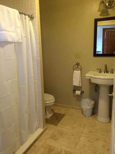 King Room | Bathroom | Shower, free toiletries, hair dryer, towels