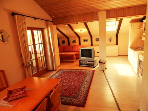 Suite | Living area | 32-inch flat-screen TV with cable channels, TV, heated floors