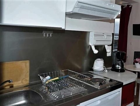 16 Studio lit double | Private kitchenette | Full-size fridge, microwave, stovetop, coffee/tea maker