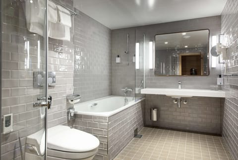 Suite (Master) | Bathroom | Free toiletries, hair dryer, towels