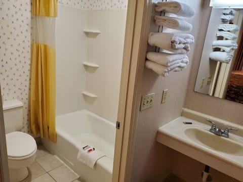 Combined shower/tub, free toiletries, towels