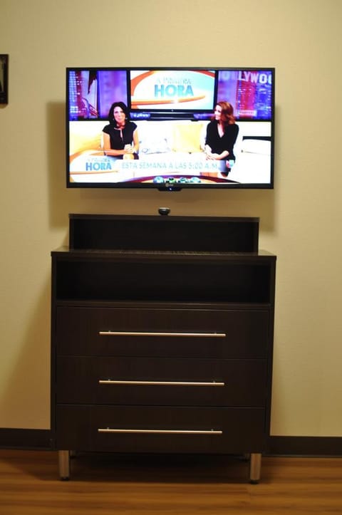 Deluxe Full Bed Disability Access with Bathtub - Non Smoking | Iron/ironing board, free WiFi, bed sheets