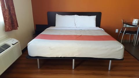 Deluxe Full Bed Disability Access with Bathtub - Non Smoking | Iron/ironing board, free WiFi, bed sheets