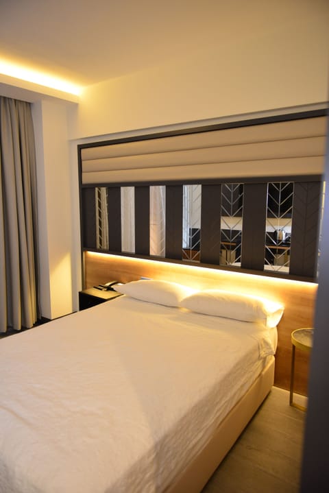 Standard Double Room | Minibar, desk, soundproofing, free WiFi