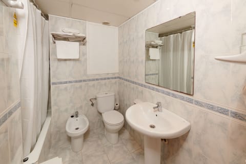 Combined shower/tub, hair dryer, towels