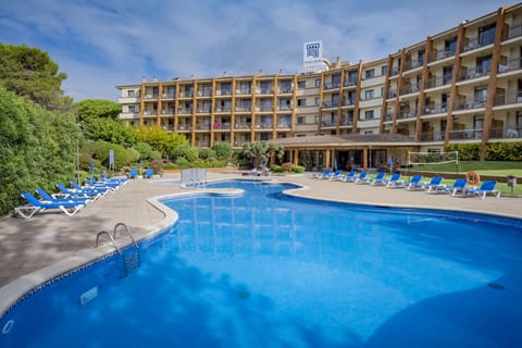 Indoor pool, seasonal outdoor pool, pool umbrellas, sun loungers