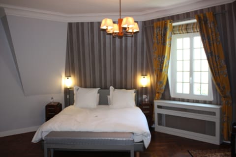 Luxury Double Room (Les Andelys) | Egyptian cotton sheets, premium bedding, pillowtop beds, in-room safe