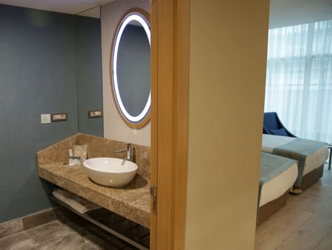 Superior Twin Room | Bathroom | Shower, free toiletries, hair dryer, slippers