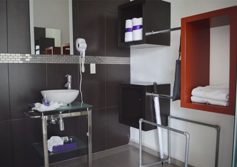 Doble Herencia | Bathroom | Free toiletries, bathrobes, towels