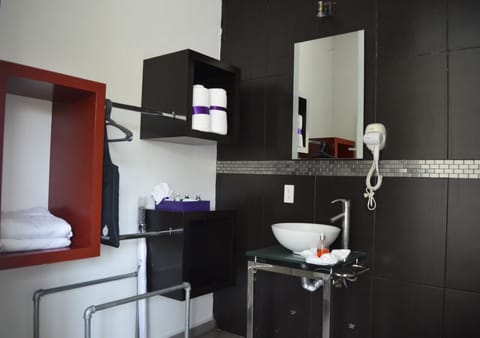 Triple Herencia | Bathroom | Free toiletries, bathrobes, towels