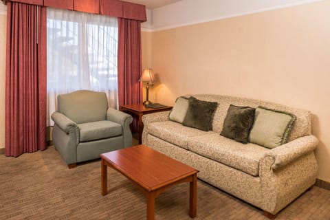 Deluxe Suite, Fireplace | In-room safe, desk, iron/ironing board, free WiFi