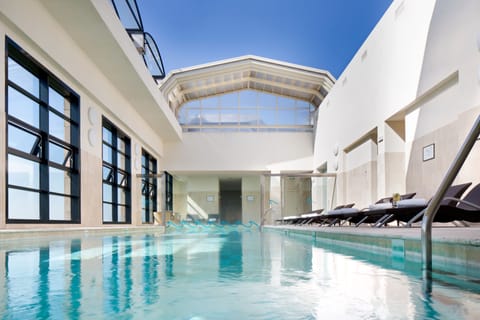 Indoor pool, sun loungers