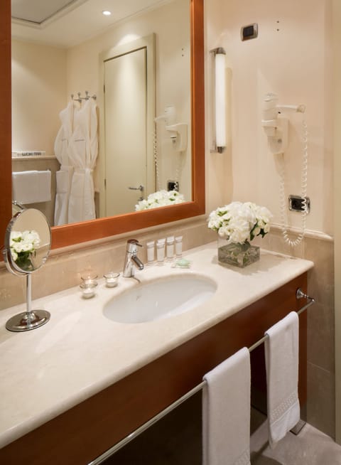 Suite | Bathroom | Free toiletries, hair dryer, bidet, towels