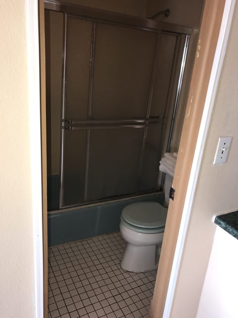 Deep soaking tub, free toiletries, hair dryer, towels