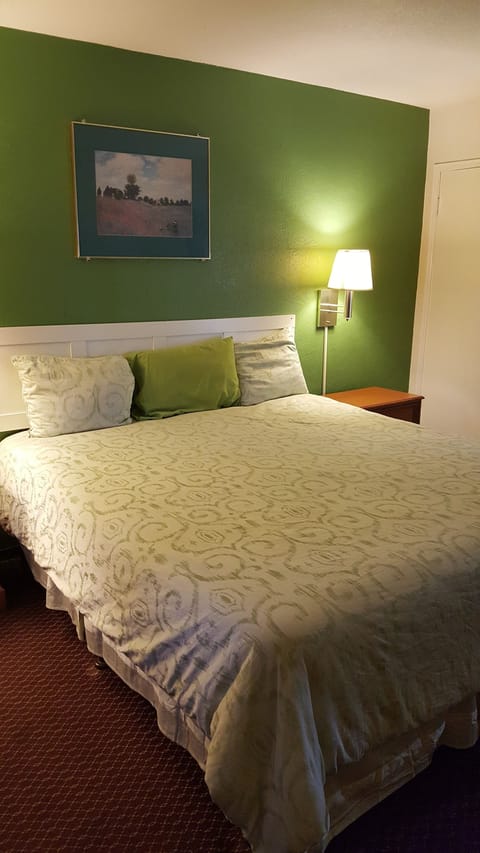 Standard Room, 1 King Bed | Desk, free WiFi, bed sheets