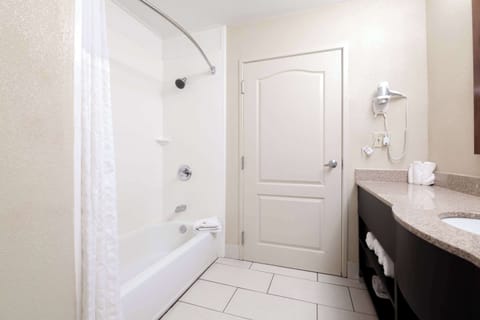 Combined shower/tub, deep soaking tub, free toiletries, hair dryer