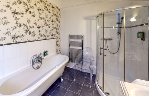 Deluxe Double or Twin Room | Bathroom | Hair dryer, bathrobes, slippers, towels