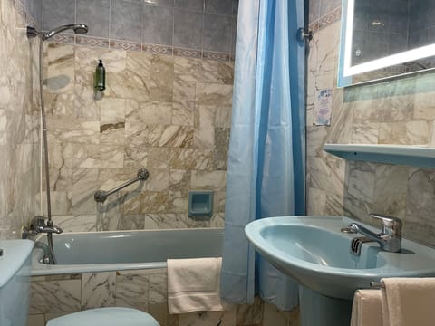 Single Room | Bathroom | Free toiletries, hair dryer, bidet, towels