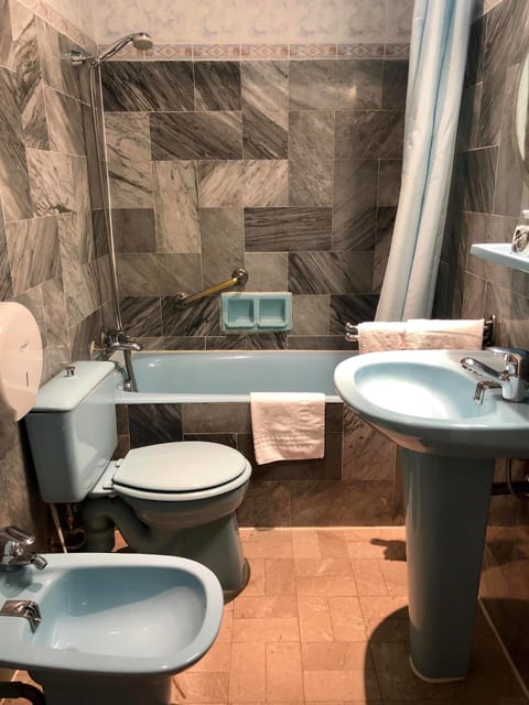 Single Room | Bathroom | Free toiletries, hair dryer, bidet, towels