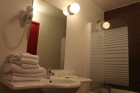 Bathtub, free toiletries, hair dryer, towels