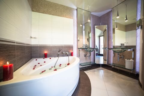 Junior Suite | Bathroom | Shower, free toiletries, hair dryer, bathrobes
