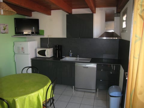 Family Apartment, 3 Bedrooms | Private kitchen | Microwave