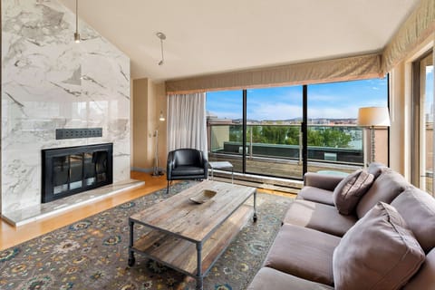 Hypo-allergenic bedding, pillowtop beds, in-room safe, desk