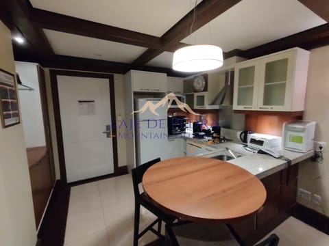 Suite Premium Prime | Private kitchen | Fridge, microwave, stovetop, coffee/tea maker