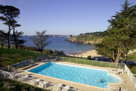 Indoor pool, seasonal outdoor pool, sun loungers