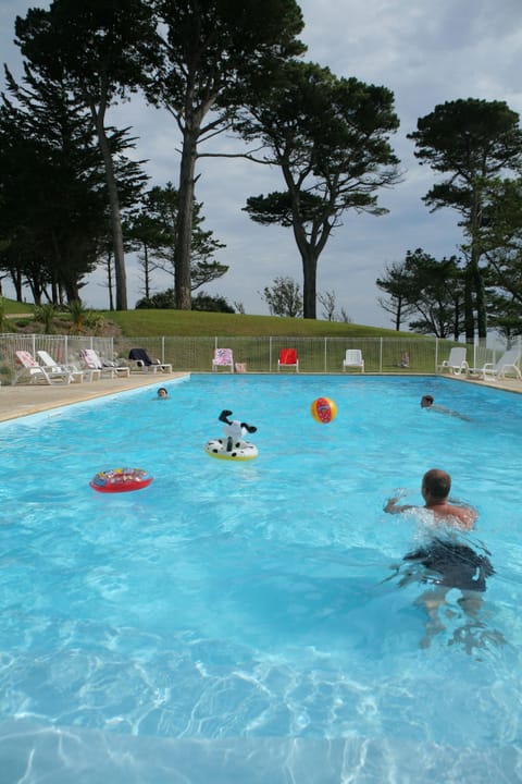 Indoor pool, seasonal outdoor pool, sun loungers