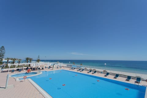 2 outdoor pools, sun loungers