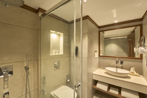 Standard Room (Including Free wifi) | Bathroom | Shower, hair dryer, towels