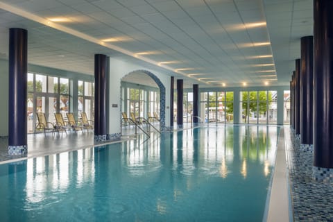 Indoor pool, sun loungers