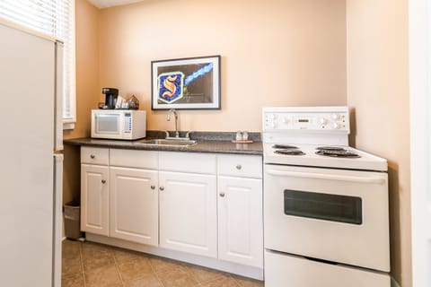 Suite with Kitchen | Private kitchen | Coffee/tea maker