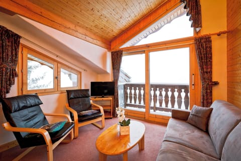 Deluxe Suite | Living area | Flat-screen TV