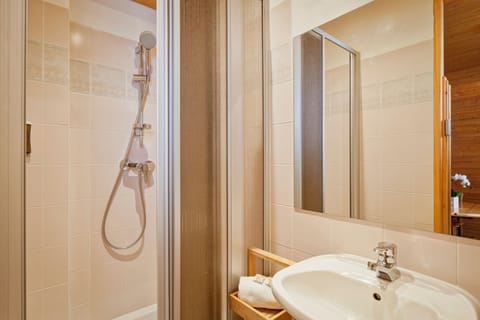 Junior Suite | Bathroom | Hair dryer, towels, soap, shampoo