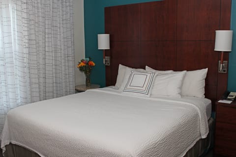 Premium bedding, desk, iron/ironing board, free WiFi