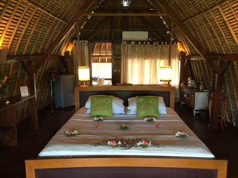 Traditional Tree House, Sea View | Minibar, rollaway beds, free WiFi, bed sheets