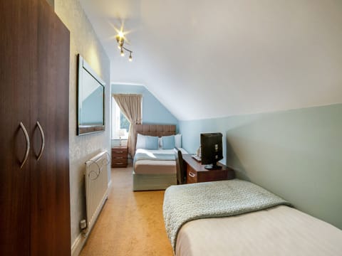 Standard Triple Room, Multiple Beds | Desk, iron/ironing board, free WiFi, bed sheets