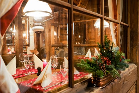 2 restaurants, lunch, dinner served; international cuisine