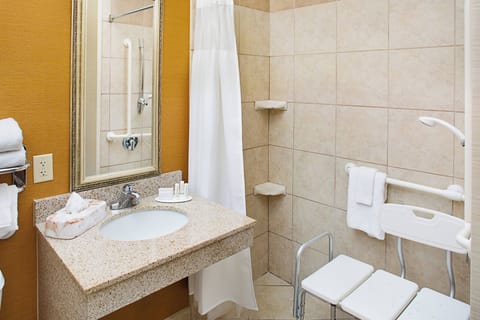 Combined shower/tub, free toiletries, hair dryer, towels