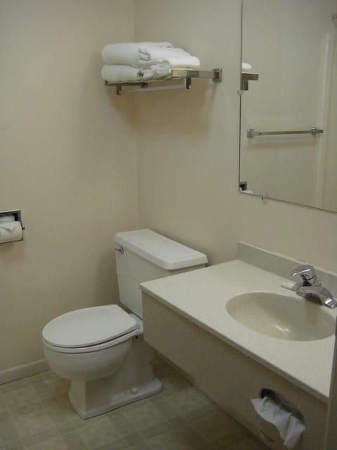 Standard Room | Bathroom | Combined shower/tub, free toiletries, hair dryer, towels