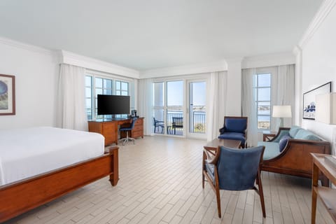 Executive Room, 1 King Bed, Balcony (Bay Front) | Premium bedding, pillowtop beds, in-room safe, desk